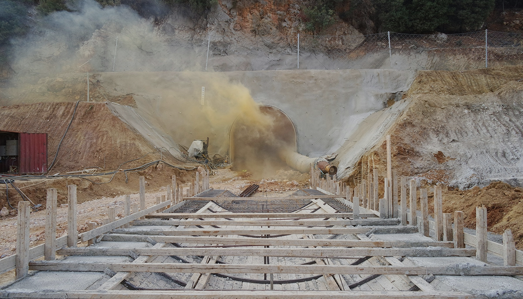 Gebäude aus der Schieflage heben